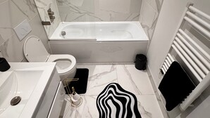 Douche, sèche-cheveux, serviettes fournies