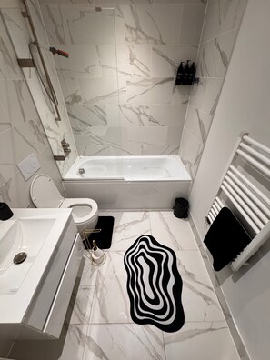 Shower, hair dryer, towels - 2 Bed Flat - Sleeps 4 - Parking - Wifi (Birmingham)