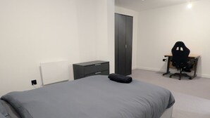 2 chambres, fer et planche à repasser, draps fournis