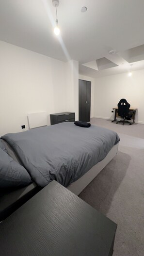 2 bedrooms, iron/ironing board, free wired internet, bed sheets - 2 Bed Flat - Sleeps 4 - Parking - Wifi (Birmingham)