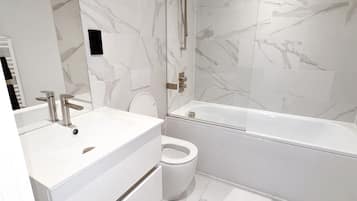 Pancuran mandi, pengering rambut, tuala disediakan