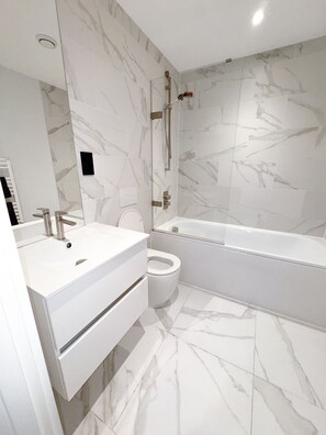 Shower, hair dryer, towels - 2 Bed Flat - Sleeps 4 - Parking - Wifi (Birmingham)