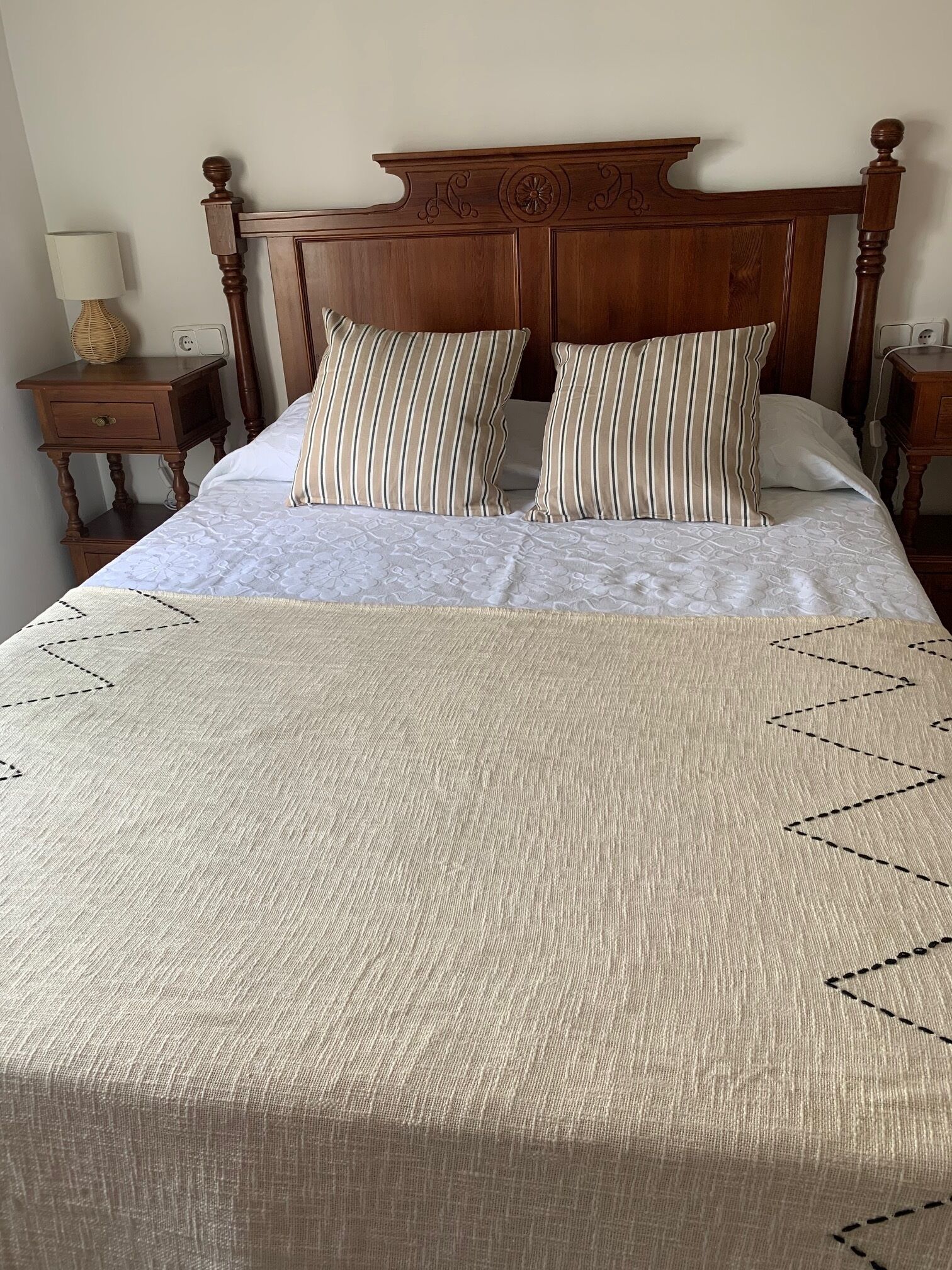 Tabla de planchar con plancha, acceso a internet y ropa de cama 