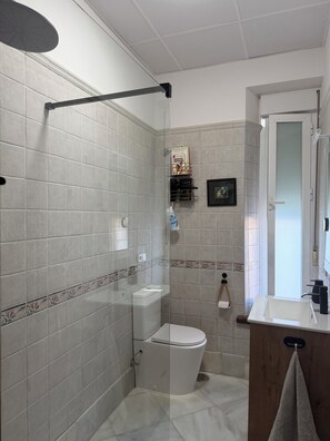 Shower, hair dryer, towels, soap - Relax, beaches, wineries and castle (AN)