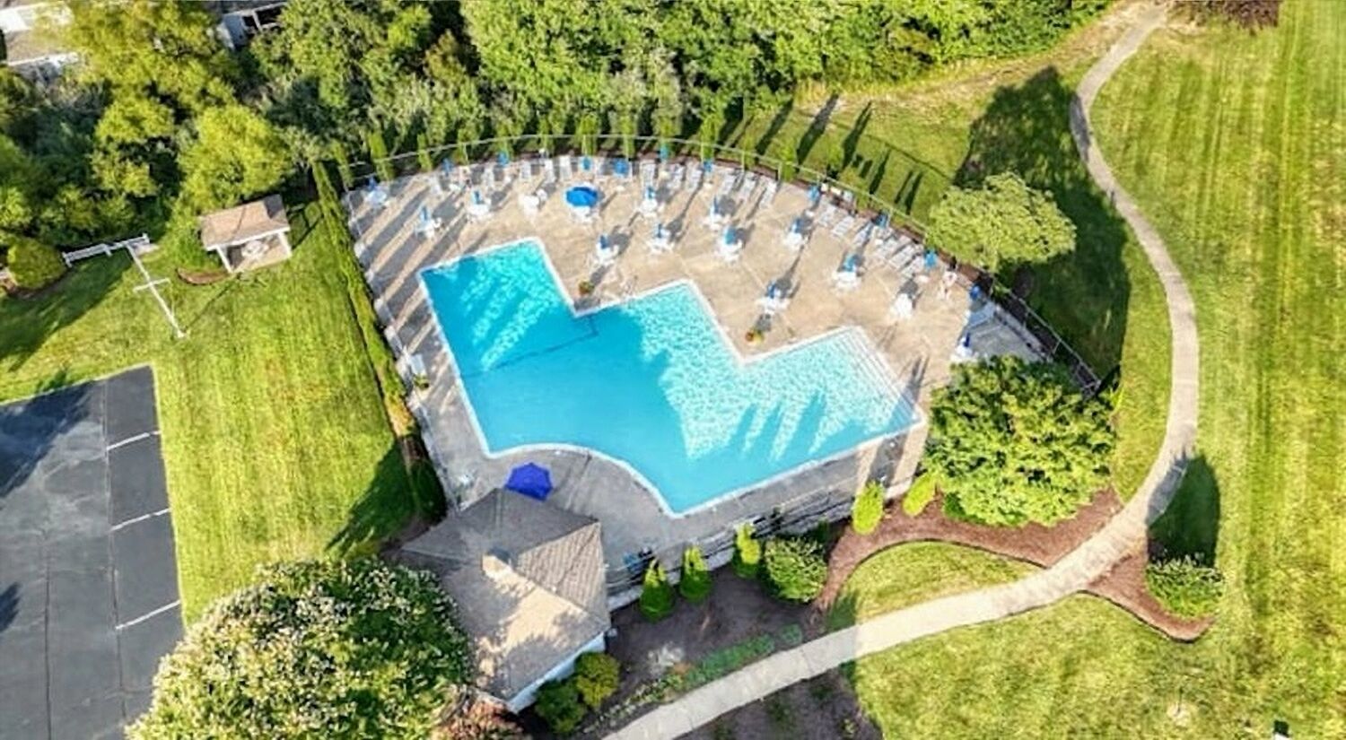 Una piscina al aire libre