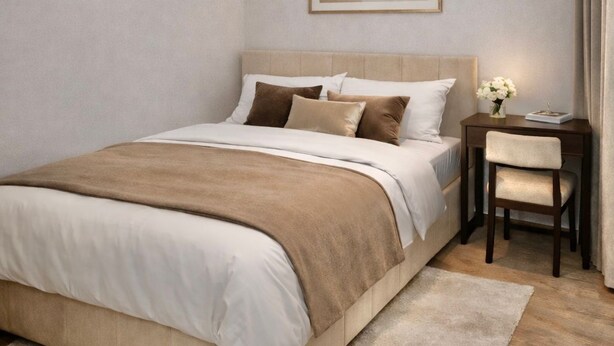 Un dormitorio moderno con cama, mesita de noche y un cuadro abstracto colgado en la pared.