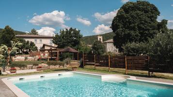 Piscine extérieure (ouverte en saison)