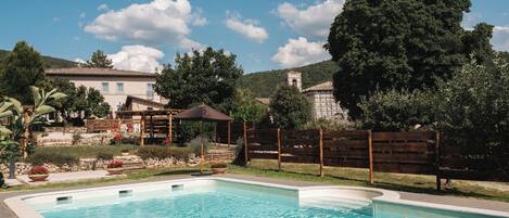 حمّام سباحة خارجي موسمي