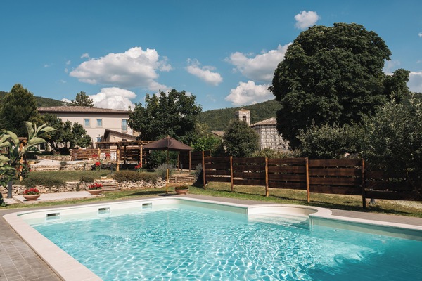 Una piscina al aire libre de temporada