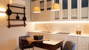 Une cuisine moderne avec des meubles en bois, un plan de travail blanc et un porte-ustensiles suspendu.