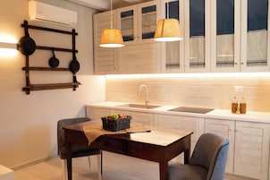 Apartamento tradicional, vistas a la montaña | Cocina privada | Frigorífico, microondas, horno y máquina de café espresso