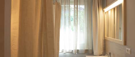 Traditional Apartment, Mountain View | Bathroom | Shower, free toiletries, hair dryer, slippers