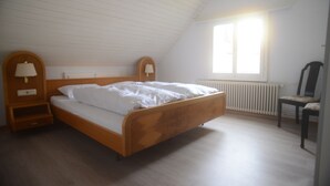 2 bedrooms, WiFi, bed sheets - Lake View Apartment, 2 min from Lake Constance. Balcony. Pets are welcome! (Ermatingen)