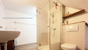 Shower, hair dryer, towels, soap - Lake View Apartment, 2 min from Lake Constance. Balcony. Pets are welcome! (Ermatingen)