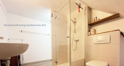 2 Minuten vom See entfernt, Seeblick-Appartement mit Balkon. Haustierfreundlich!