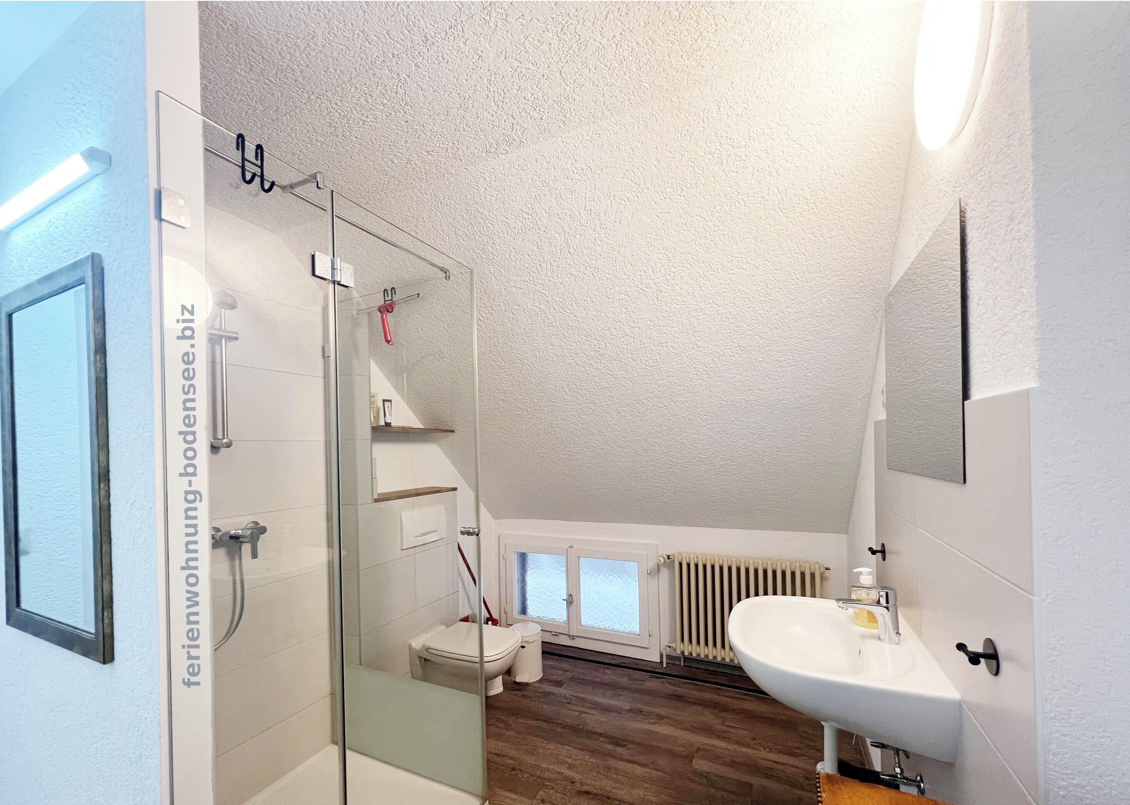 Douche, sèche-cheveux, serviettes fournies, savon