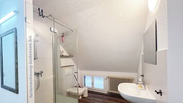 Douche, sĂšche-cheveux, serviettes fournies, savon