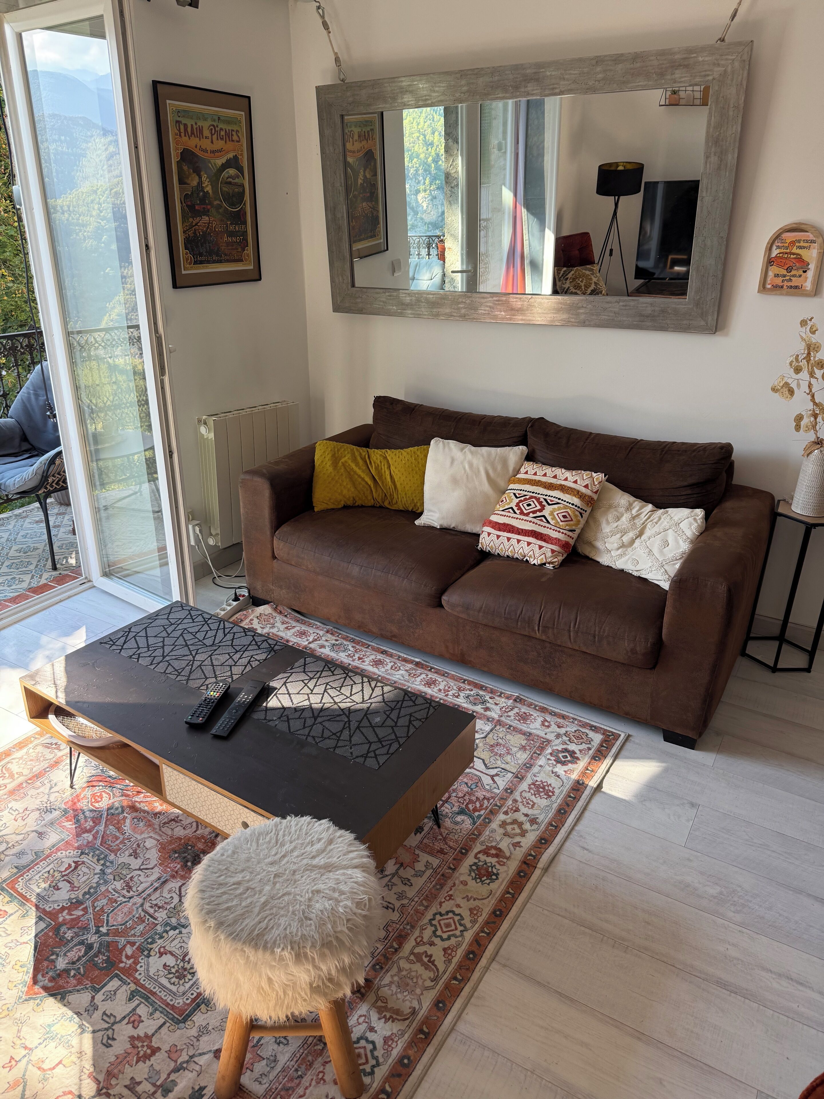 Smart TV, livros, aparelho de som