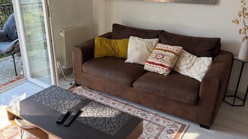 Smart TV, livros, aparelho de som