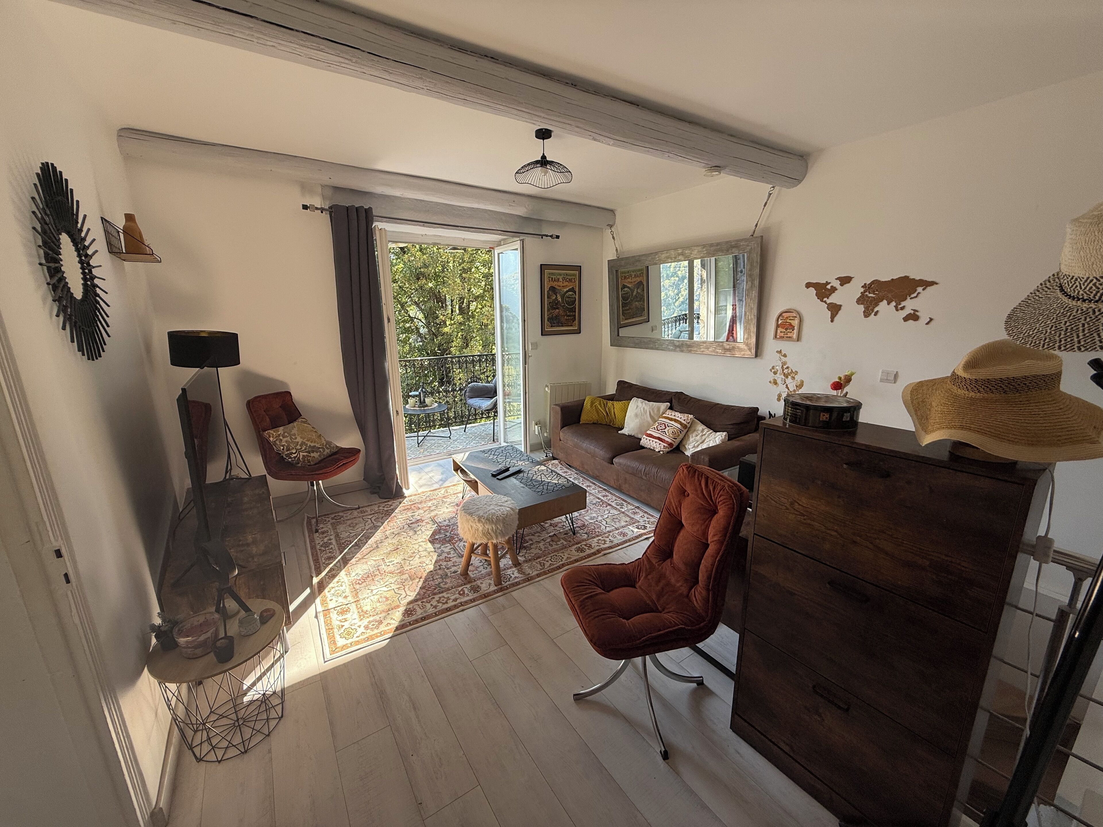 TV connectée, livres, chaîne hi-fi