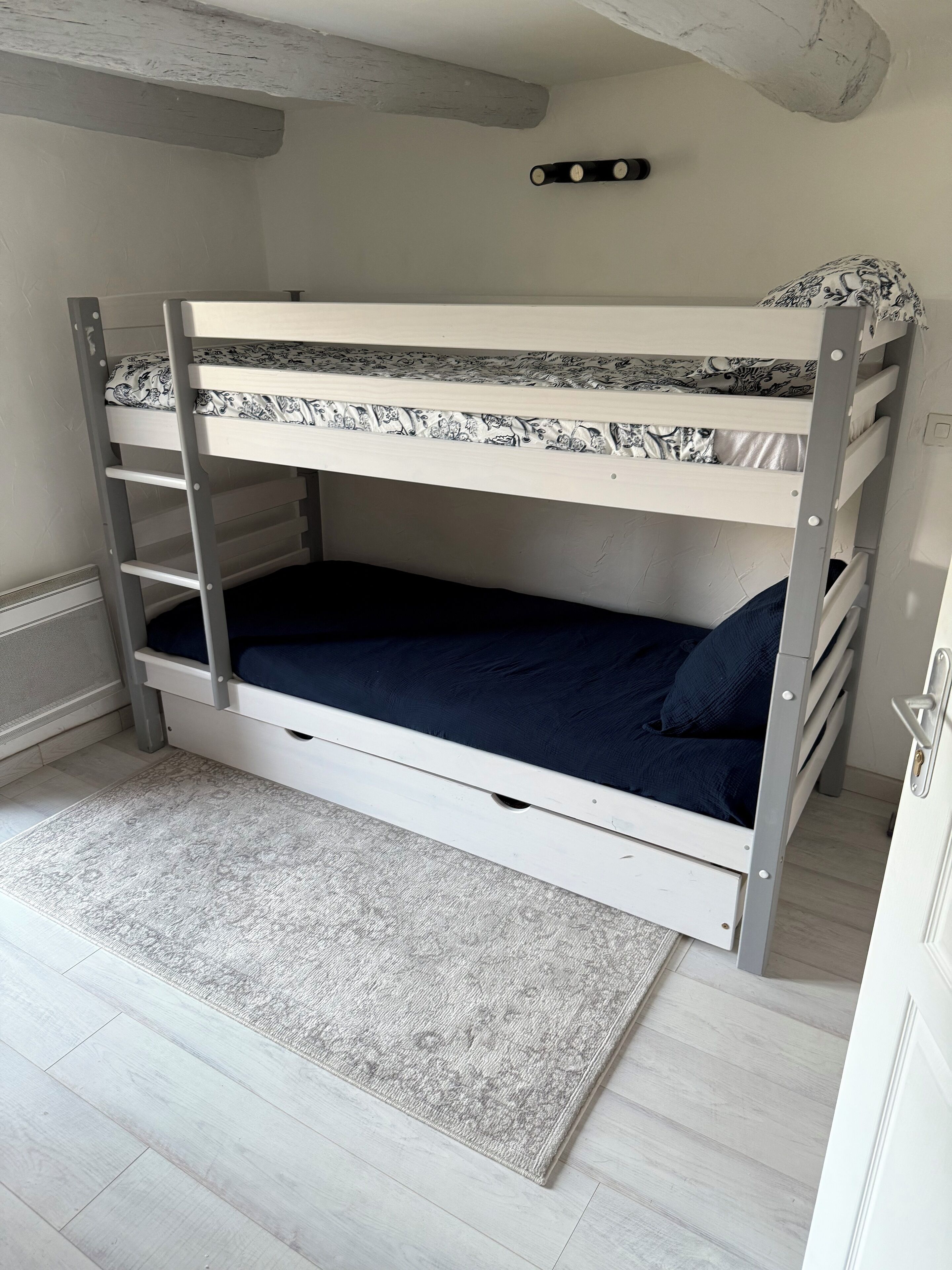 2 chambres, coffres-forts dans les chambres, fer et planche à repasser