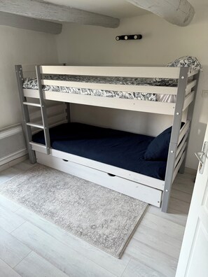 2 bedrooms, in-room safe, iron/ironing board, travel cot - Balcon soleil, a haven of peace with a sublime view (Malaussène)