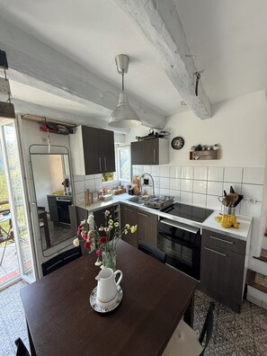 Fridge, microwave, oven, stovetop - Balcon soleil, a haven of peace with a sublime view (Malaussène)