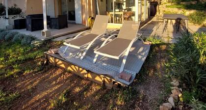 Bandol T4 garden level sea view sleeps 6