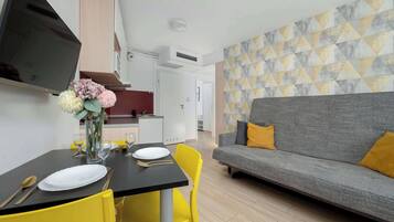 Una televisión, una oficina