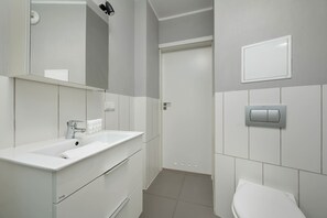 Shower, hair dryer, towels, shampoo - Functional Apartment | Workspace and Air Conditioning (Wrocław)