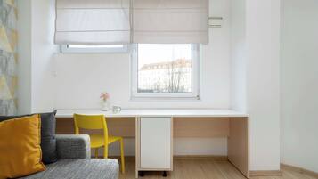 Una televisión, una oficina