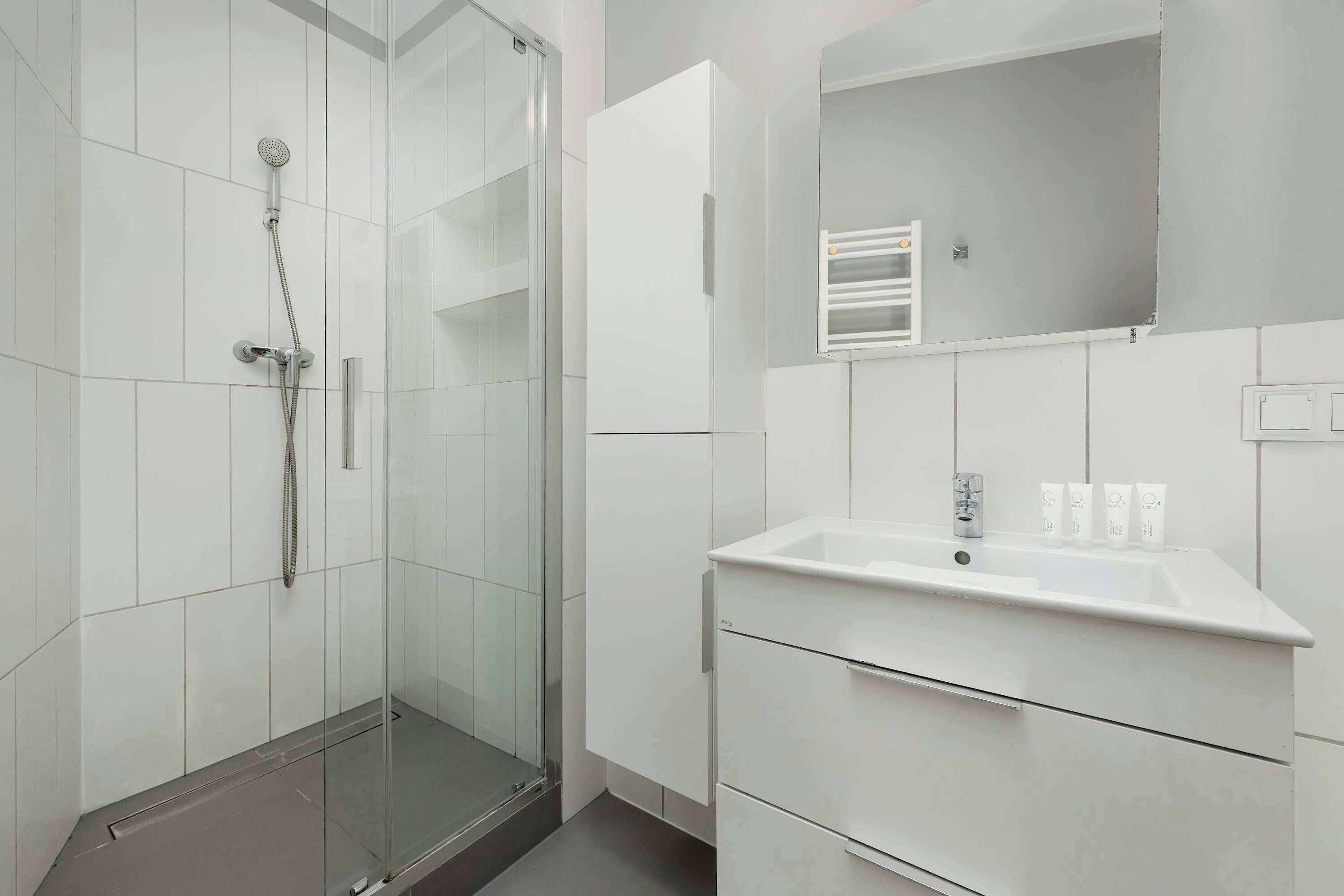 Douche, séchoir à cheveux, serviettes fournies, shampooing