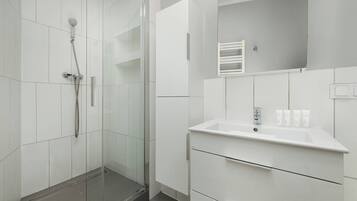 Douche, séchoir à cheveux, serviettes fournies, shampooing