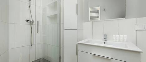 Douche, séchoir à cheveux, serviettes fournies, shampooing