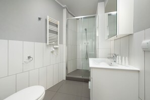 Shower, hair dryer, towels, shampoo - Functional Apartment | Workspace and Air Conditioning (Wrocław)