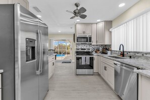 Microwave, oven, stovetop, dishwasher - Renovated house with huge screened and heated pool and canal on Charlotte Harbor (Port Charlotte)