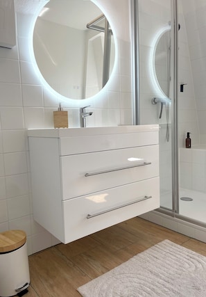 Dusche, Haartrockner, Handtücher, Seife