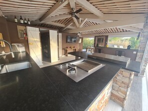 Fridge, microwave, oven, stovetop - Exceptional villa with private pool and sauna - 8 people (Puget-sur-Argens)