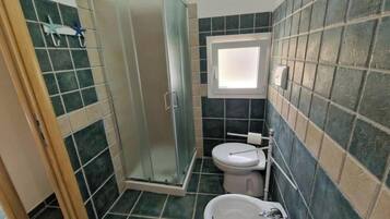 Dusche, Haartrockner, Bidet, HandtĂŒcher