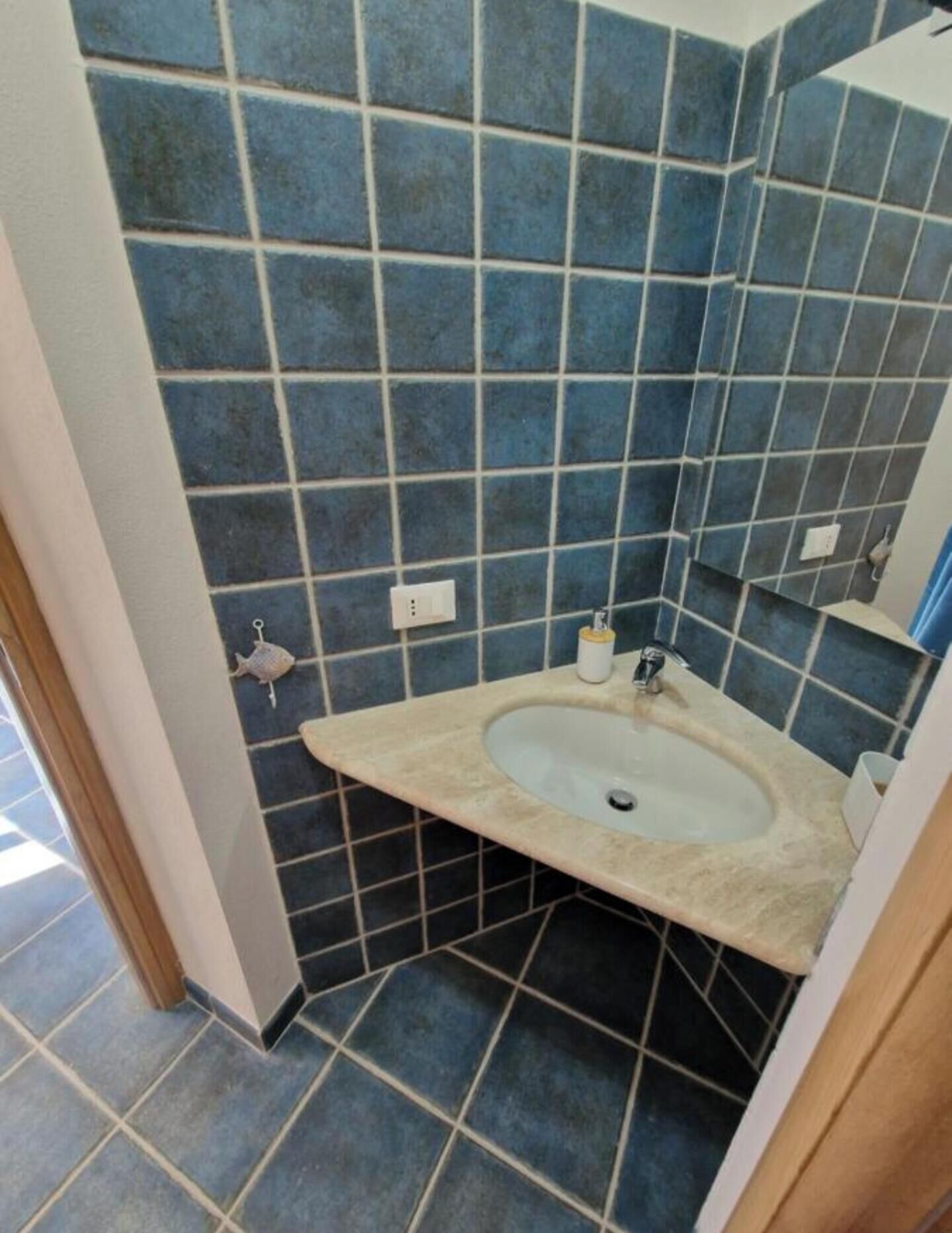 Douche, sèche-cheveux, bidet, serviettes fournies