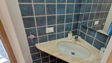 Douche, sèche-cheveux, bidet, serviettes fournies