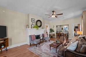 Smart TV, offices - Laurel Charm is a cozy home with eclectic charm in the heart of Augusta. Featuring 3 beds 2 baths, and space to sleep up to 8 guests, it’s perfect for families, friends, and traveling professionals. Pet-friendly, just minutes from downtown Augusta. (Augusta)