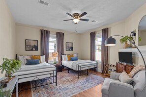 Desk, iron/ironing board, free WiFi, bed sheets - Laurel Charm is a cozy home with eclectic charm in the heart of Augusta. Featuring 3 beds 2 baths, and space to sleep up to 8 guests, it’s perfect for families, friends, and traveling professionals. Pet-friendly, just minutes from downtown Augusta. (Augusta)