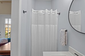 Interior - Laurel Charm is a cozy home with eclectic charm in the heart of Augusta. Featuring 3 beds 2 baths, and space to sleep up to 8 guests, it’s perfect for families, friends, and traveling professionals. Pet-friendly, just minutes from downtown Augusta. (Augusta)