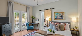 Laurel Charm is a cozy home with eclectic charm in the heart of Augusta. Featuring 3 beds 2 baths, and space to sleep up to 8 guests, it’s perfect for families, friends, and traveling professionals. Pet-friendly, just minutes from downtown Augusta.