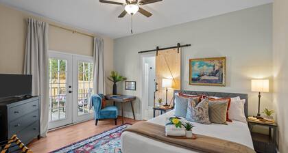Laurel Charm is a cozy home with eclectic charm in the heart of Augusta. Featuring 3 beds 2 baths, and space to sleep up to 8 guests, it’s perfect for families, friends, and traveling professionals. Pet-friendly, just minutes from downtown Augusta.