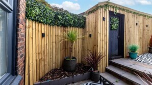 House, 3 Bedrooms | Exterior detail - Peaceful Retreat in Telford With Modern Amenities (Telford)
