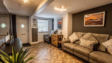 House, 3 Bedrooms | Living room