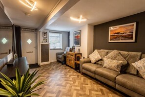 House, 3 Bedrooms | Living room - Peaceful Retreat in Telford With Modern Amenities (Telford)