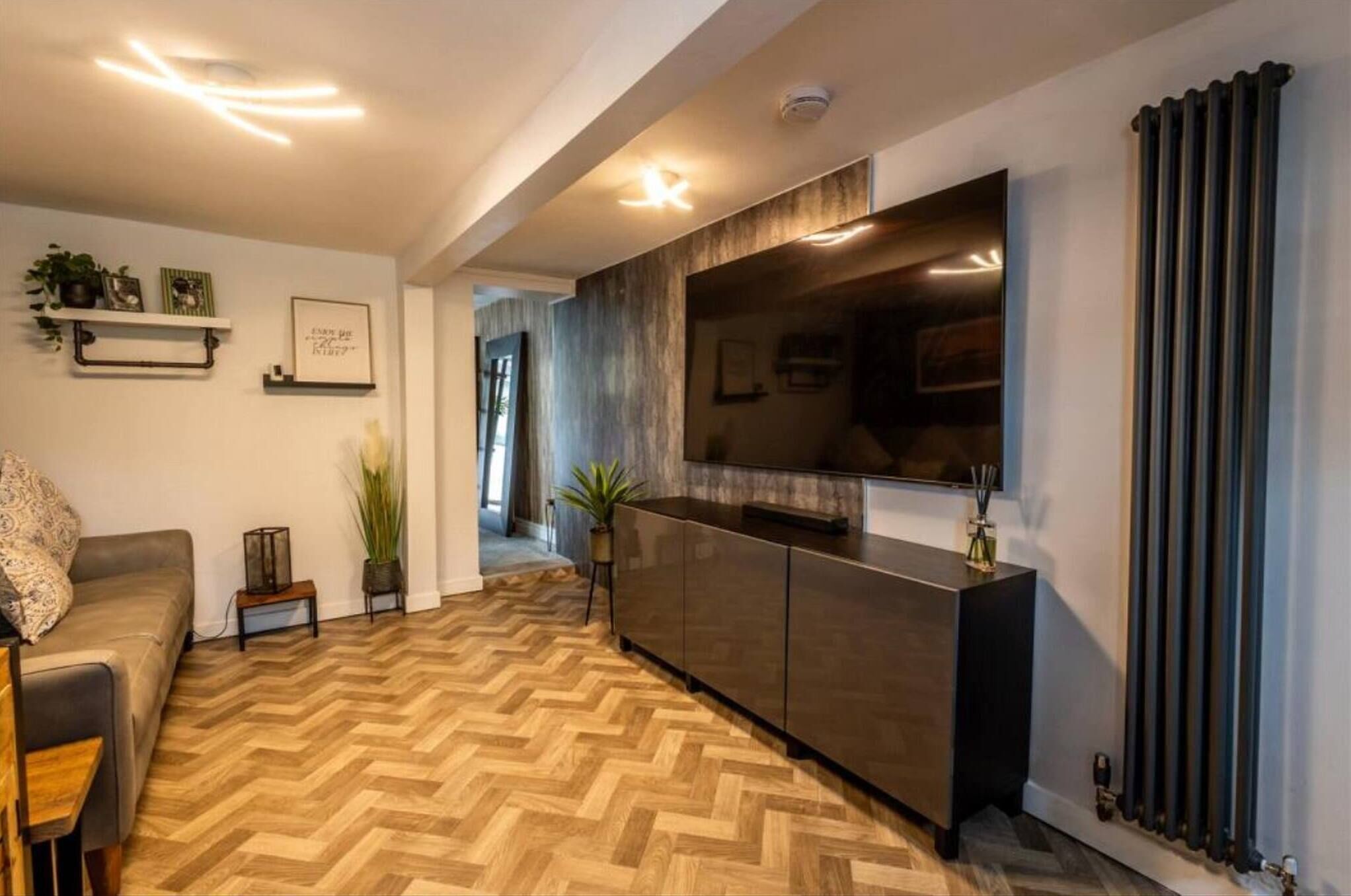 House, 3 Bedrooms | Living room | Books